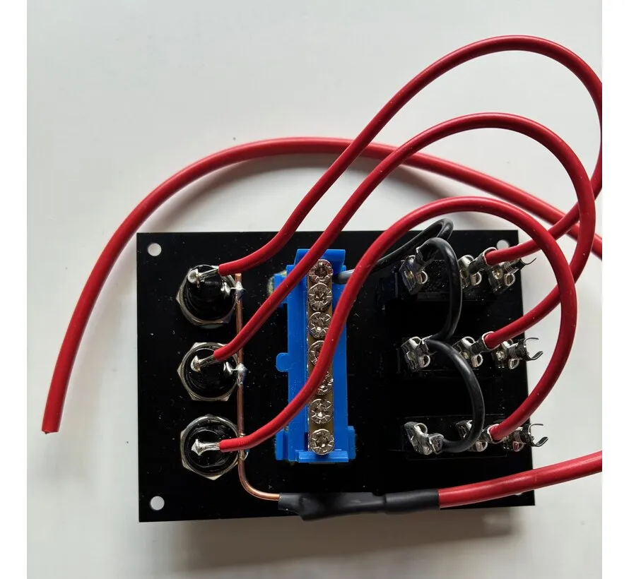 Schaltpanel mit 3 Schaltern in Schwarz für 12V und 24V mit Sicherungen und Kontroll-LED