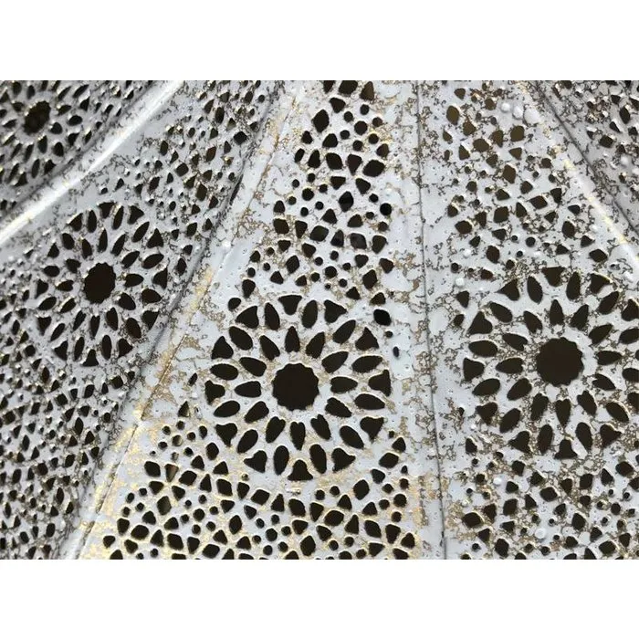 Witte oosterse lamp met filigraan patronen