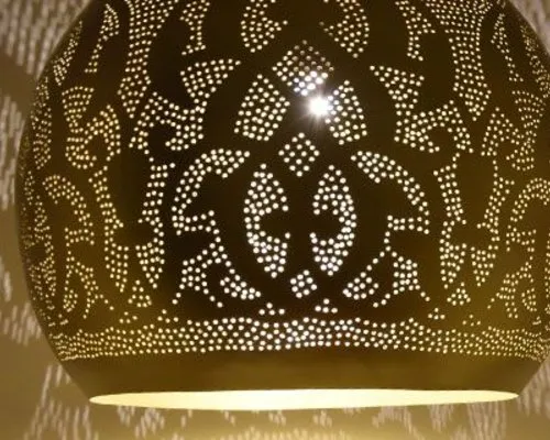 Super grote oosterse filigrain lamp in luxe messing kleur met prachtige lichteffecten.