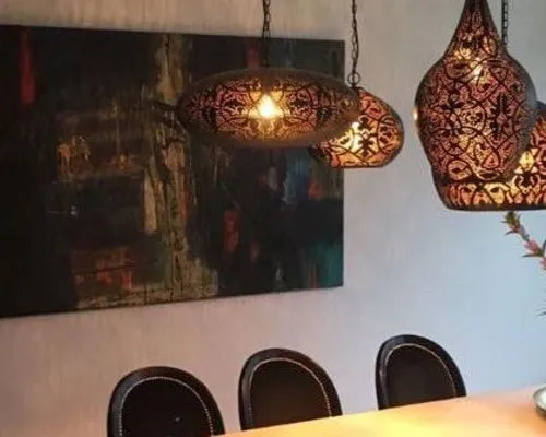 Zo worden de filigrain lampen van Merel in Wonderland gemaakt.