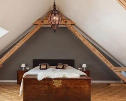 Een Marokkaans interieur creëren met sfeerverlichting en woonaccessoires.