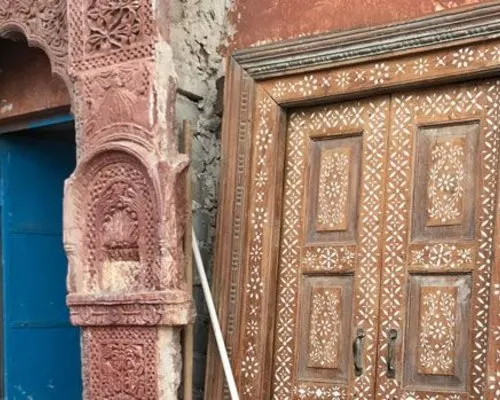 Houtsnijwerk in meubelen de ziel van India