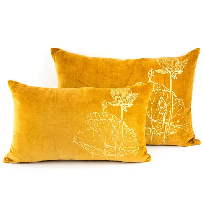 Oker geel fluwelen kussen met gouden lotus bloem