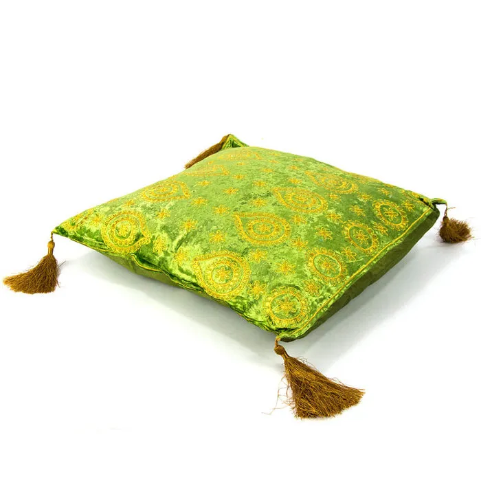 Groen fluwelen sierkussen met gouden kwastjes