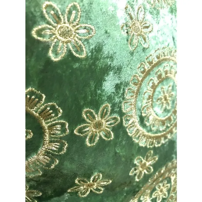 Groen fluwelen sierkussen met gouden kwastjes