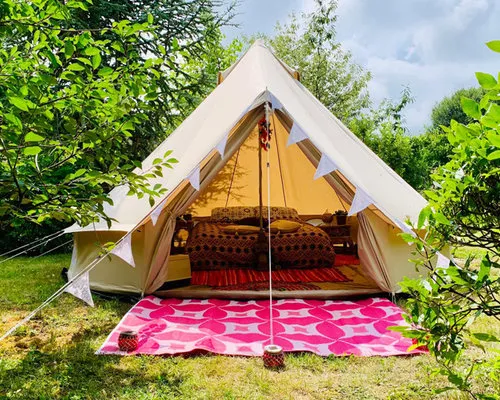 Neem je huiskamer mee op reis met plastic buitenkleden!