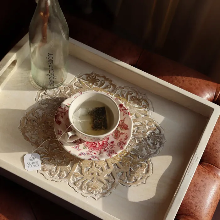 Wit dienblad met Lotusbloem