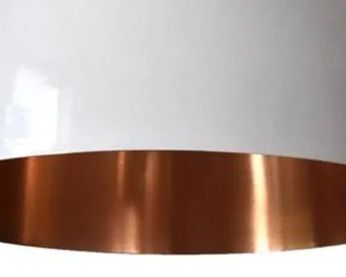 Metalen en koperen verlichting met hout