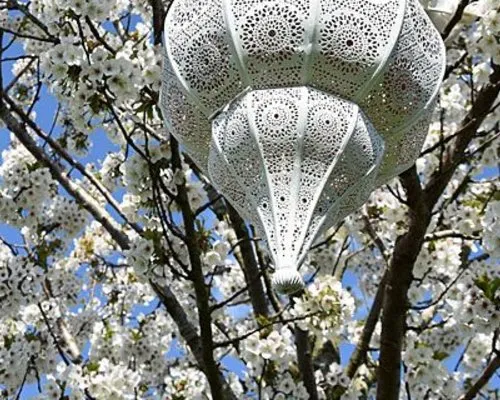 Sfeervol buiten leven in de lente met kleurrijke tuinaccessoires