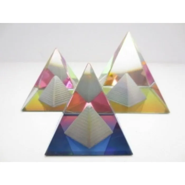Gekleurde Piramide met piramide erin 5 cm