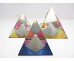 Gekleurde Piramide met piramide erin 6 cm