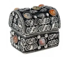 Schatkistje met edelsteen decoratie