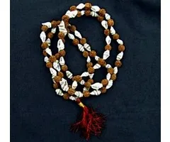 Mala rudraksha en schelpjes