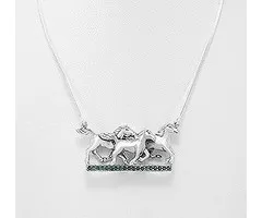 Collier met paarden met robijn edelsteentjes