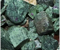 Robijn in zoïsiet ruw