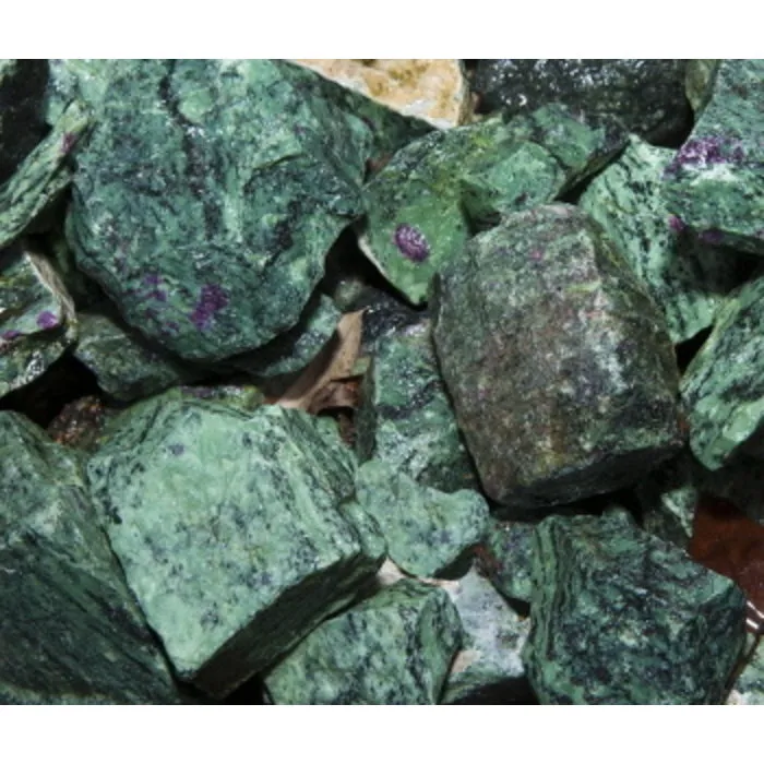 Robijn in zoïsiet ruw