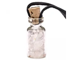 Flesje met bergkristal steentjes aan koord