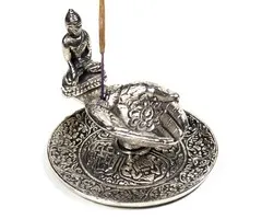 Wierookbrander offerhanden met boeddha