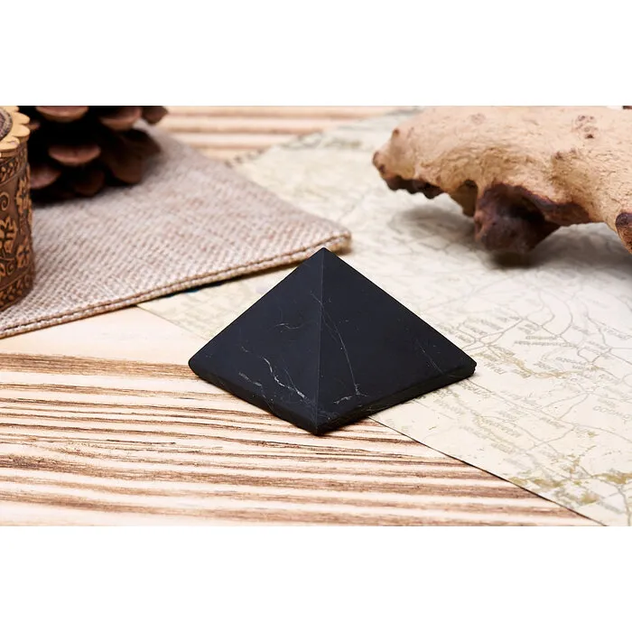 Shungiet piramide onbewerkt 5 cm