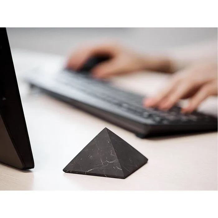 Shungiet piramide onbewerkt 5 cm