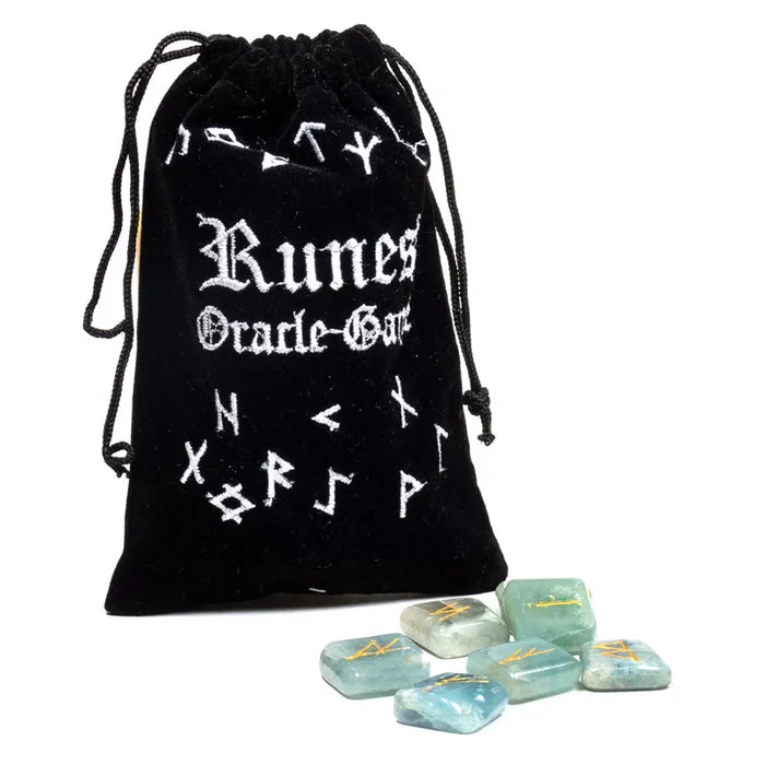 Runen Orakelset van aquamarijn in fluwelen tasje