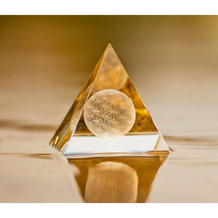 Piramide met bloem des levens