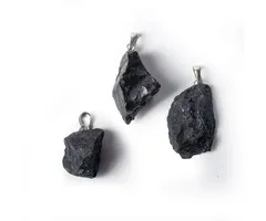 Shungiet ruw edelsteenhanger