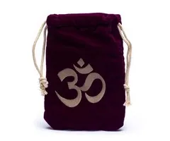 Fluwelen tasje met ohm symbool