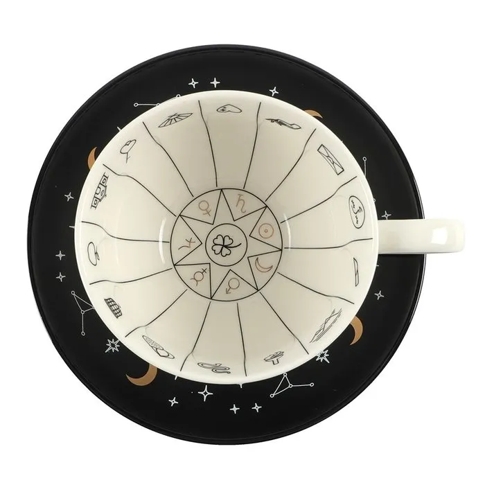 Theebladeren lezen met kop en schoteltje