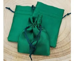 Satijnen zakje groen 6 x 9 cm
