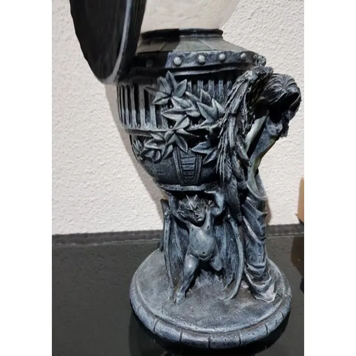 Gothic beeld met spiegel