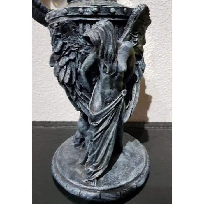 Gothic beeld met spiegel