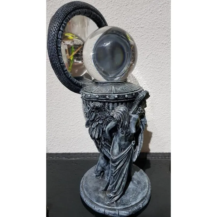 Gothic beeld met spiegel