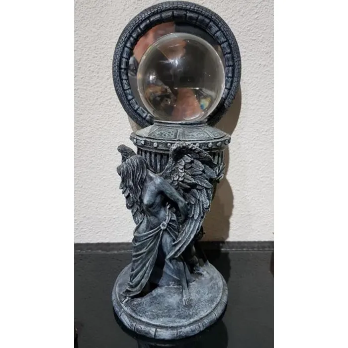 Gothic beeld met spiegel