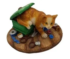 Kat rood in doosje met naaigerei
