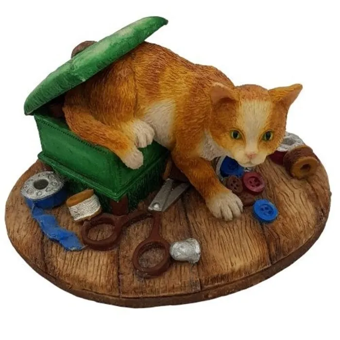 Kat rood in doosje met naaigerei