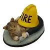 Kat met brandslang en brandweerhelm
