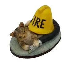 Kat met brandslang en brandweerhelm