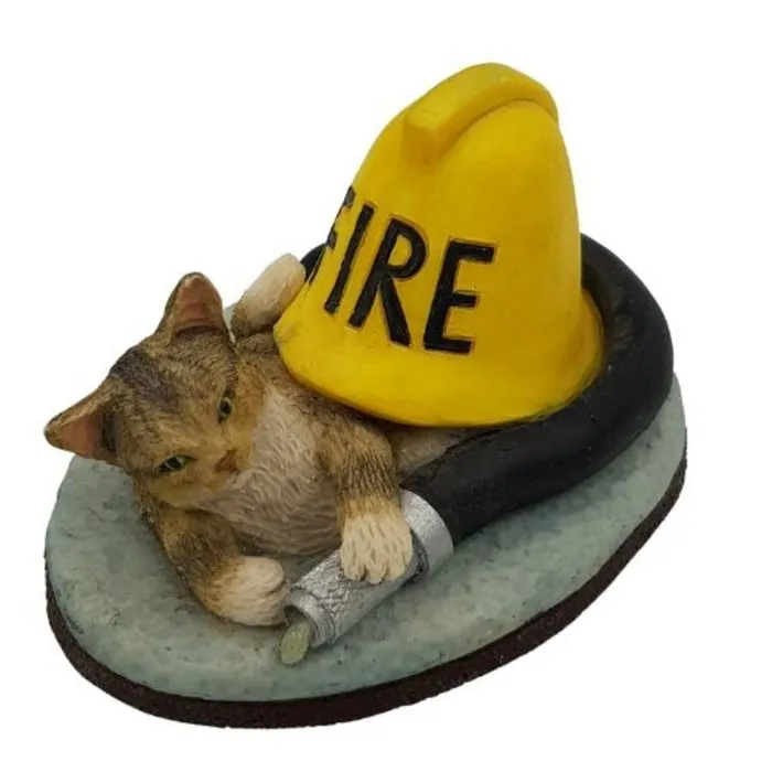 Kat met brandslang en brandweerhelm