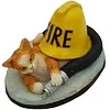 Rode kat met brandslang en brandweerhelm