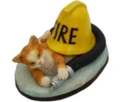 Rode kat met brandslang en brandweerhelm