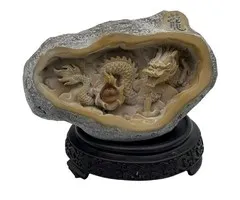 Draak met bol in grot