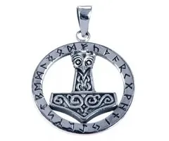 Zilveren Hamer van Thor in runen cirkel