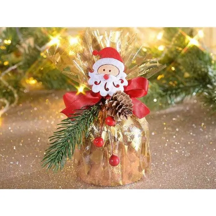 Boeket dennennaalden met Kerstman