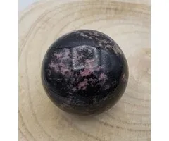 Edelsteen bol Rhodoniet 65 mm