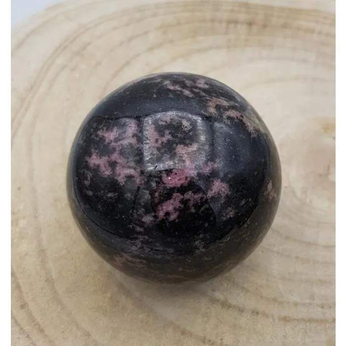 Edelsteen bol Rhodoniet 65 mm