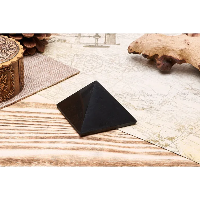 Shungiet piramide ca. 7 cm Gepolijst