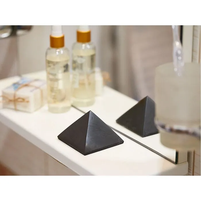 Shungiet piramide ca. 7 cm Gepolijst