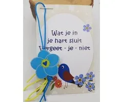 Kaartje met een vergeet mij nietje hangertje