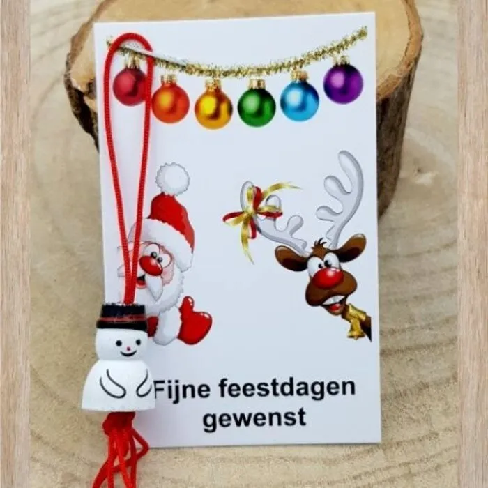 Kerstkaartje met houten sneeuwpop – klein kerstcadeautje om uit te delen
